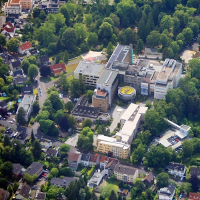 Das Krankenhaus steht zwischen Häusern.