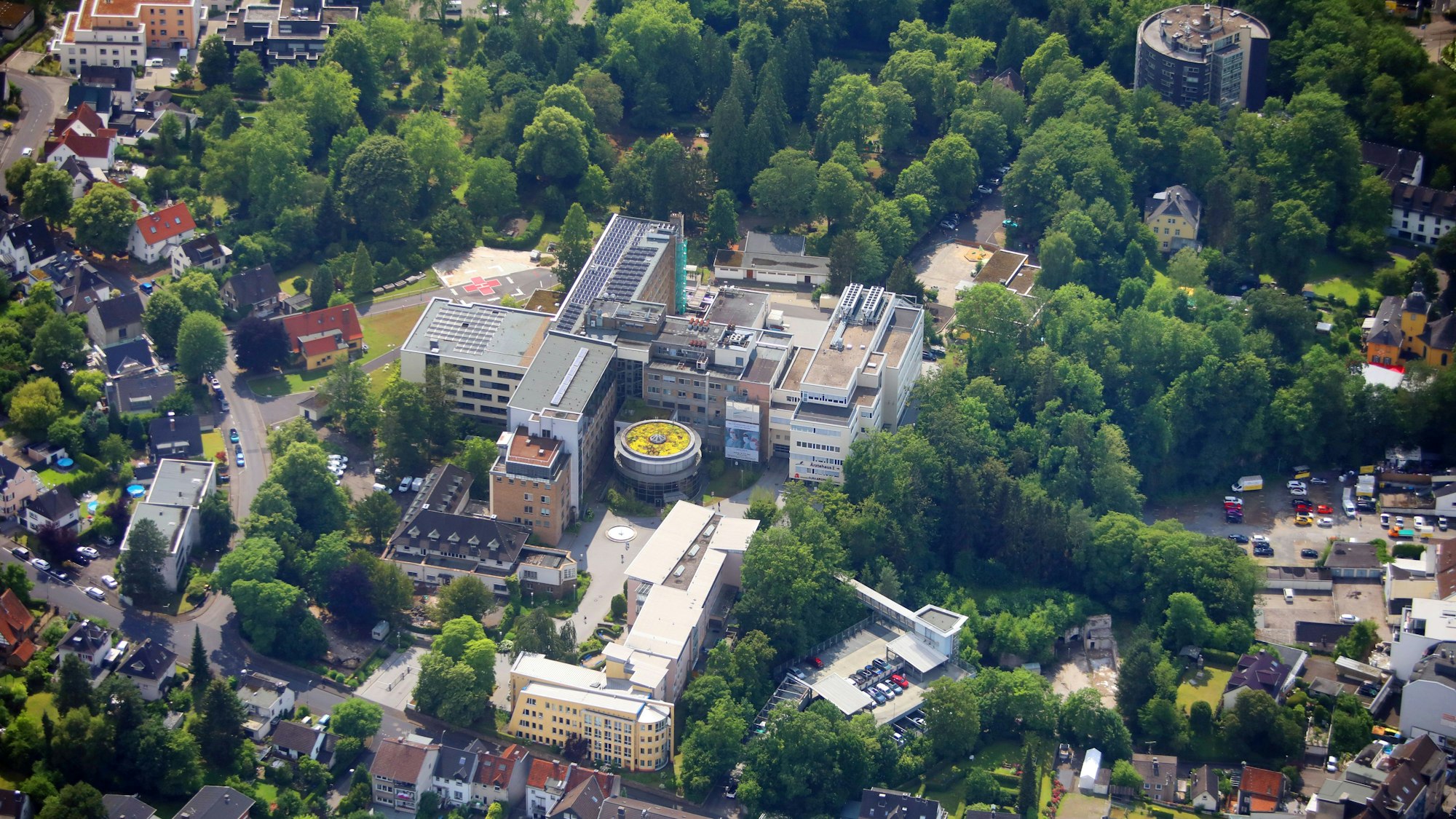 Luftbild vom Krankenhaus-Komplex und seiner Umgebung.