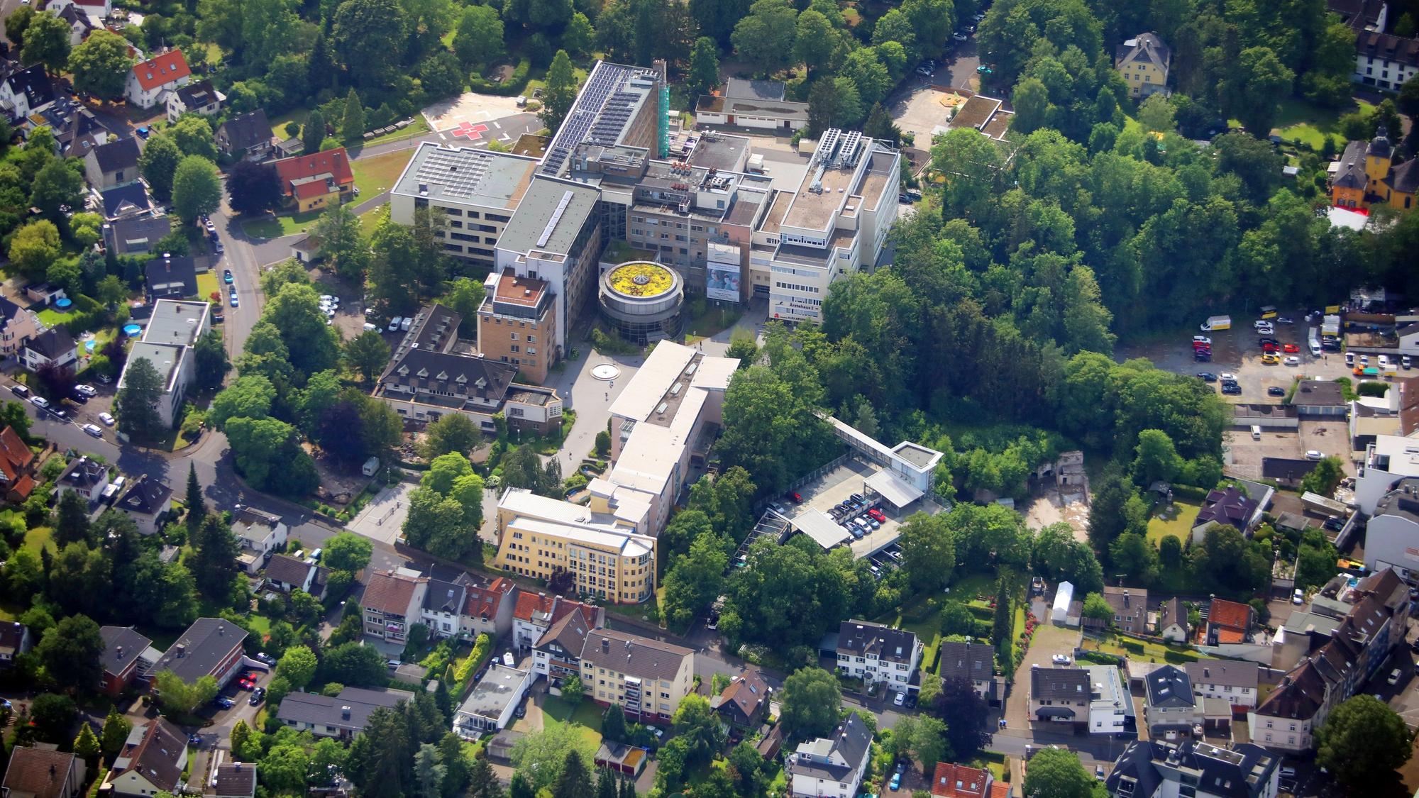 Das Krankenhaus steht zwischen Häusern.