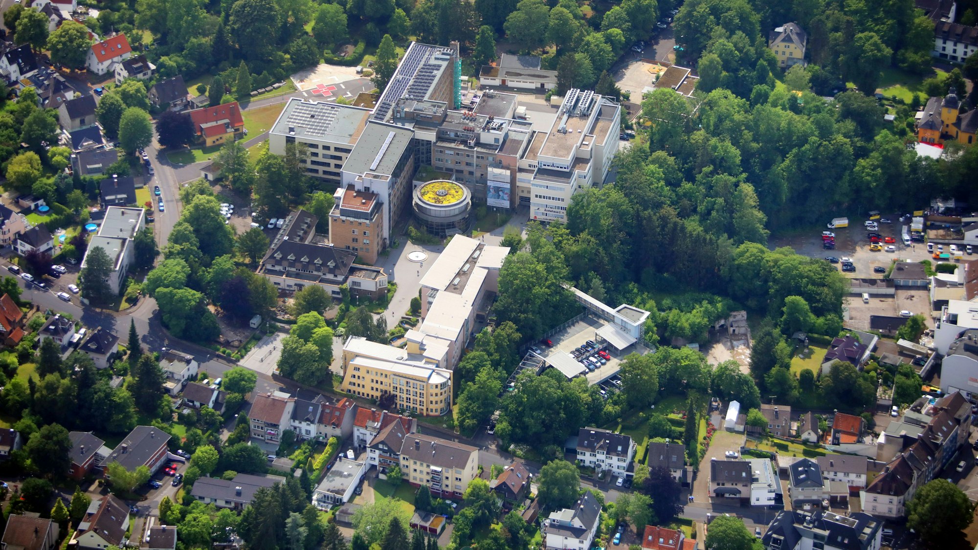 Das Krankenhaus steht zwischen Häusern.