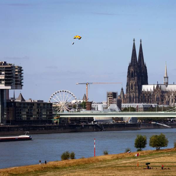 28.08.2022
Köln:
Poller Wiese mit Drachen steigen lassen
Die Wiese ist ganz gelb durch die Trochkeheit
Foto:Martina Goyert