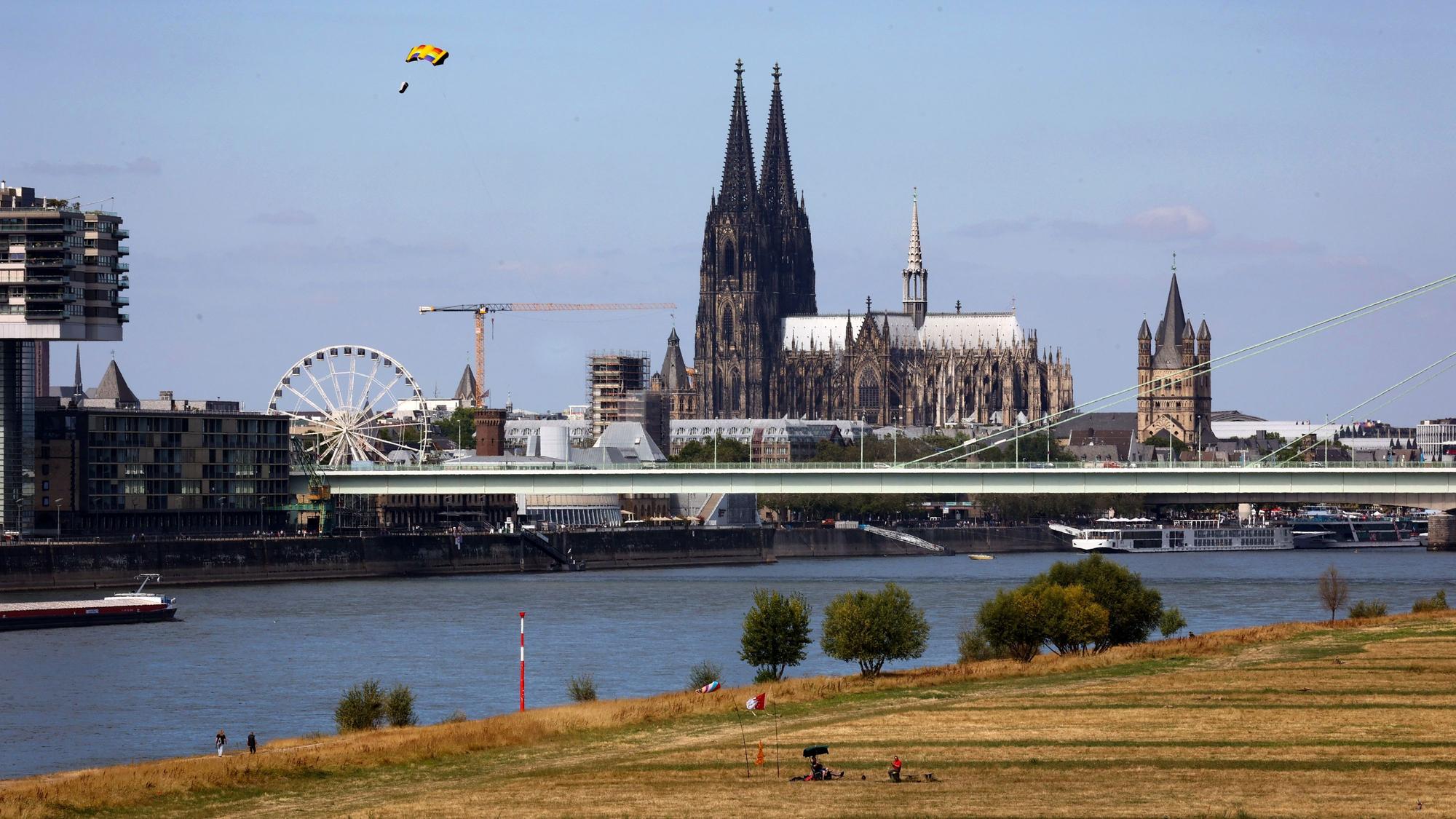 28.08.2022
Köln:
Poller Wiese mit Drachen steigen lassen
Die Wiese ist ganz gelb durch die Trochkeheit
Foto:Martina Goyert