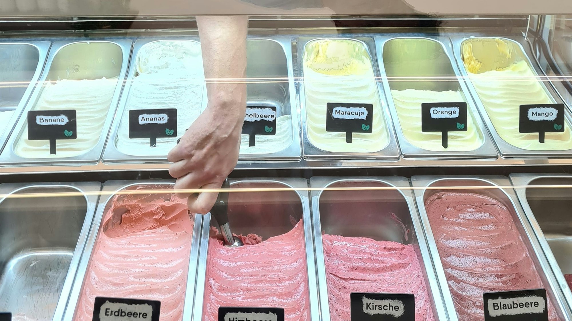 Verschiedene Eissorten in der Theke der „Ais“-Eismanufaktur in der Kölner Südstadt, darunter beispielsweise Erdbeere, Orange oder Mango.
