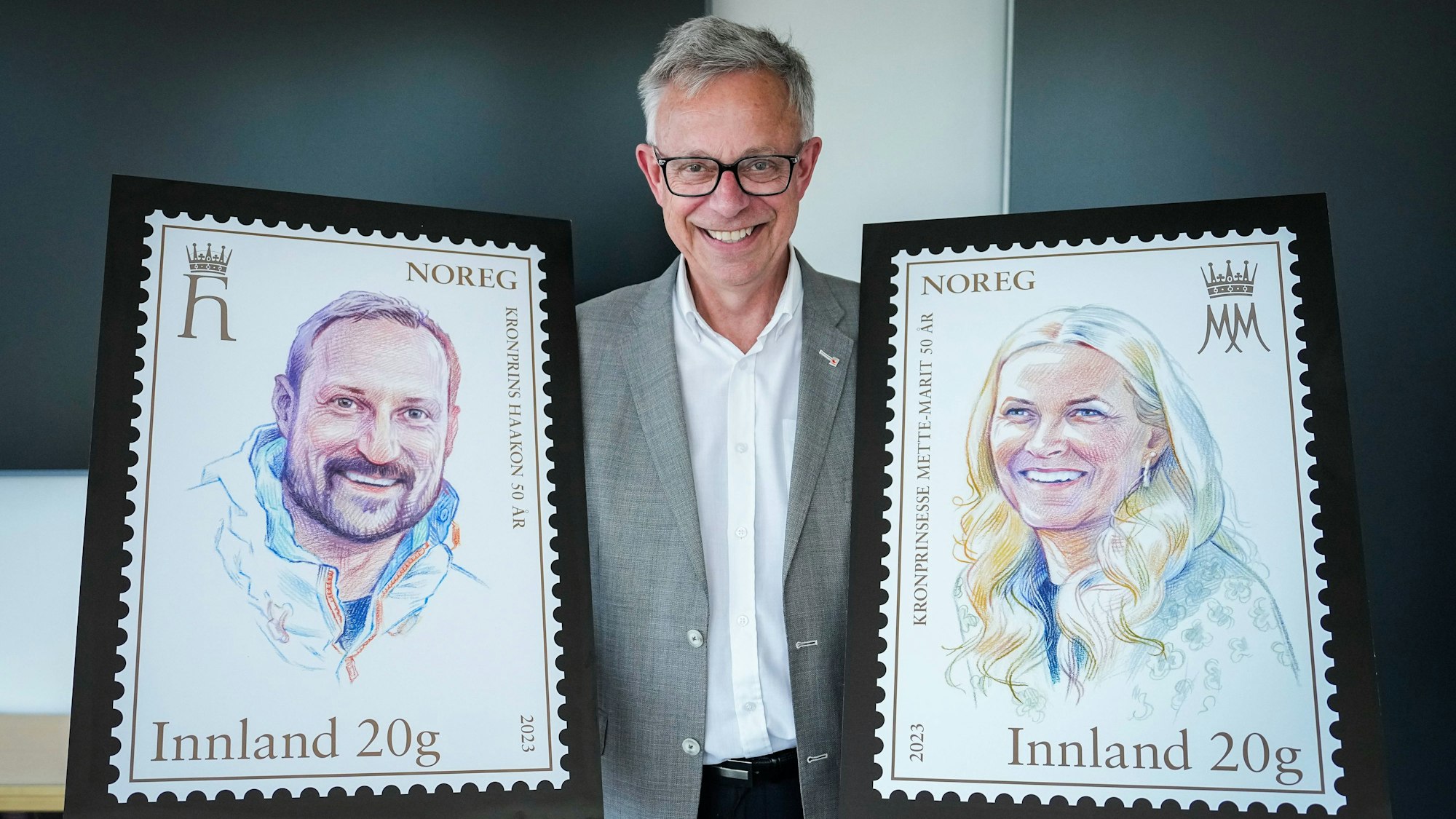 Briefmarkendirektor Halvor Fasting präsentiert die neuen Briefmarken von Kronprinz Haakon und Kronprinzessin Mette-Marit zum 50. Geburtstag des Paares.