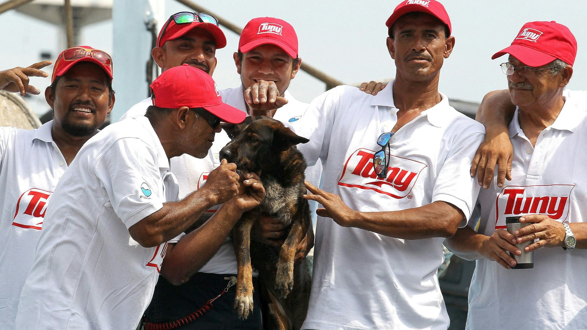 Die Crew des Thunfisch-Trawlers „Maria Delia“ posiert mit Bella, nachdem Timothy Shaddock und die Hündin aus dem Pazifik gerettet wurden. Bella soll nun bei einem Crewmitglied in Mexiko bleiben.