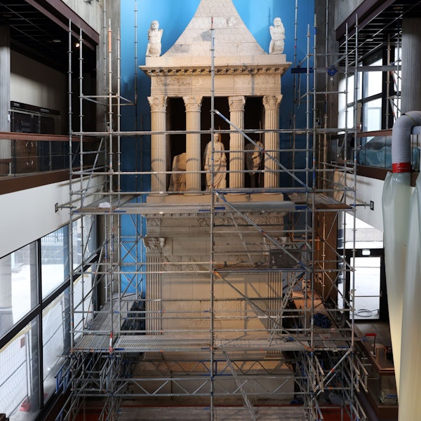 Das Bild zeigt die Figuren des Poblicius-Grabmals im Römisch-Germanischen Museum.