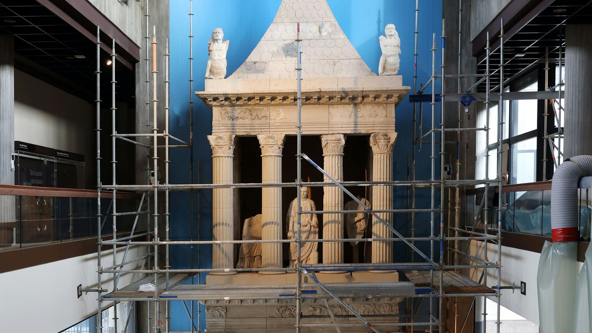 Das Bild zeigt die Figuren des Poblicius-Grabmals im Römisch-Germanischen Museum.