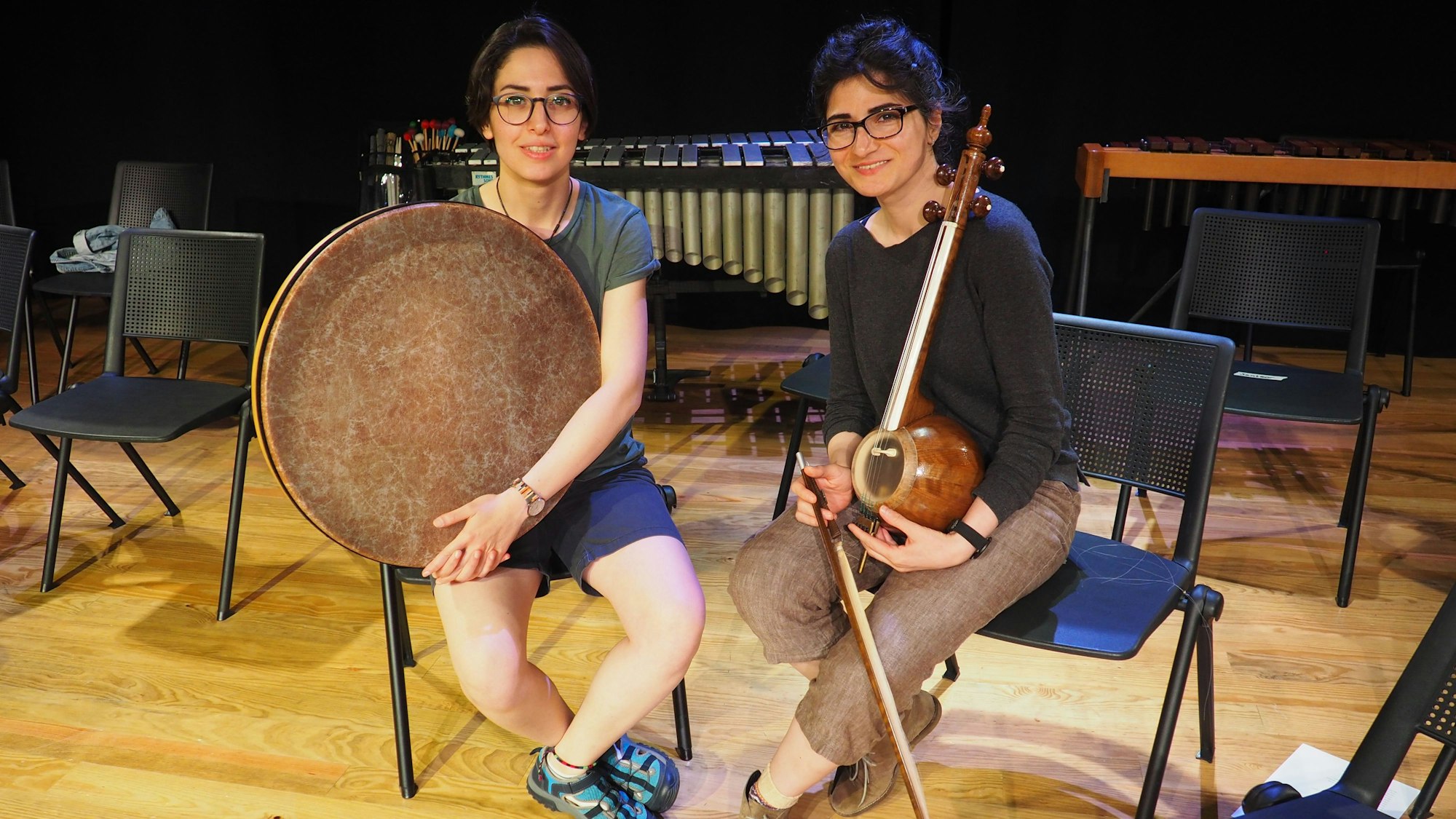 Roshanak Rafani mit Daf und Elham Hamedi mit Kamantsche sind Studentinnen der Barenboim-Said-Akademie.
