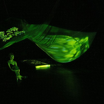 Yve Oh in ihrer Installation beim Rundgang der Kölner Kunsthochschule für Medien.