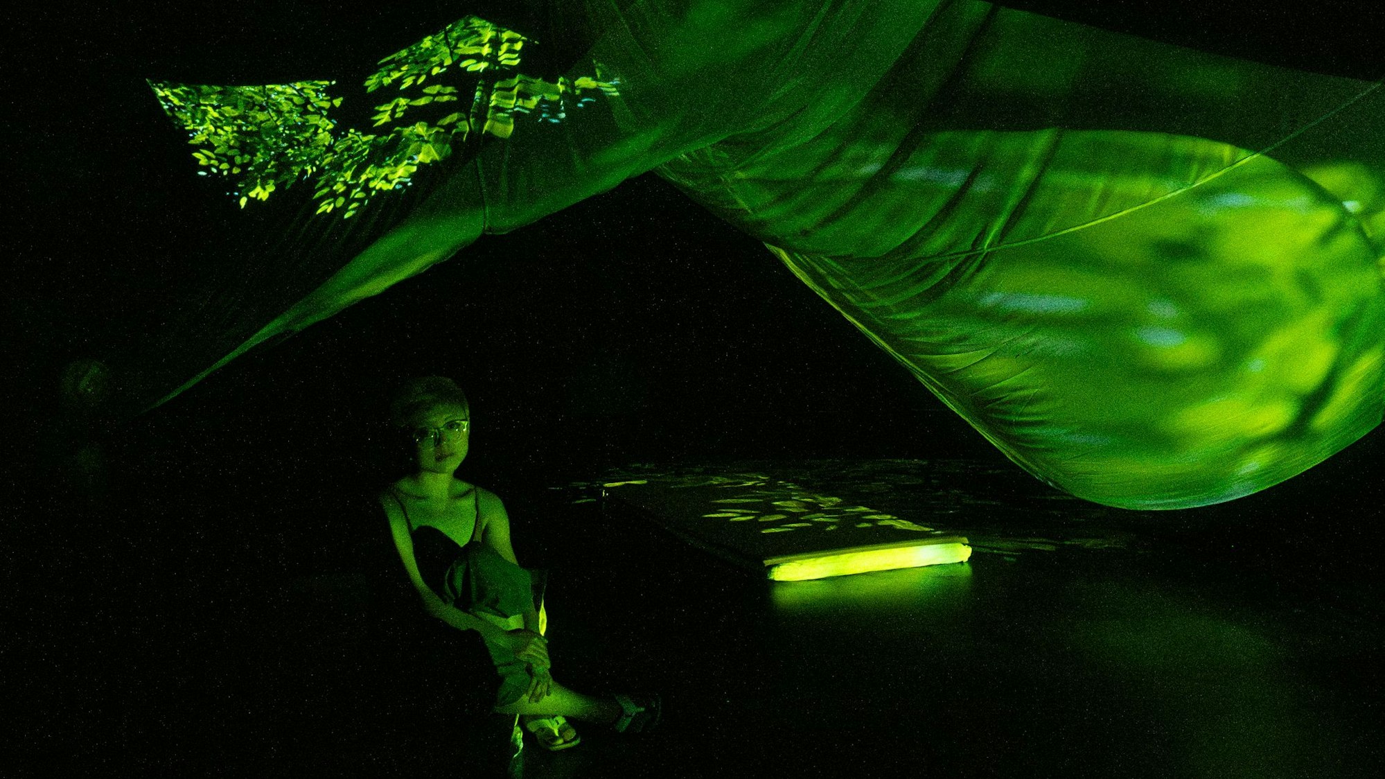 Yve Oh in ihrer Installation beim Rundgang der Kölner Kunsthochschule für Medien.