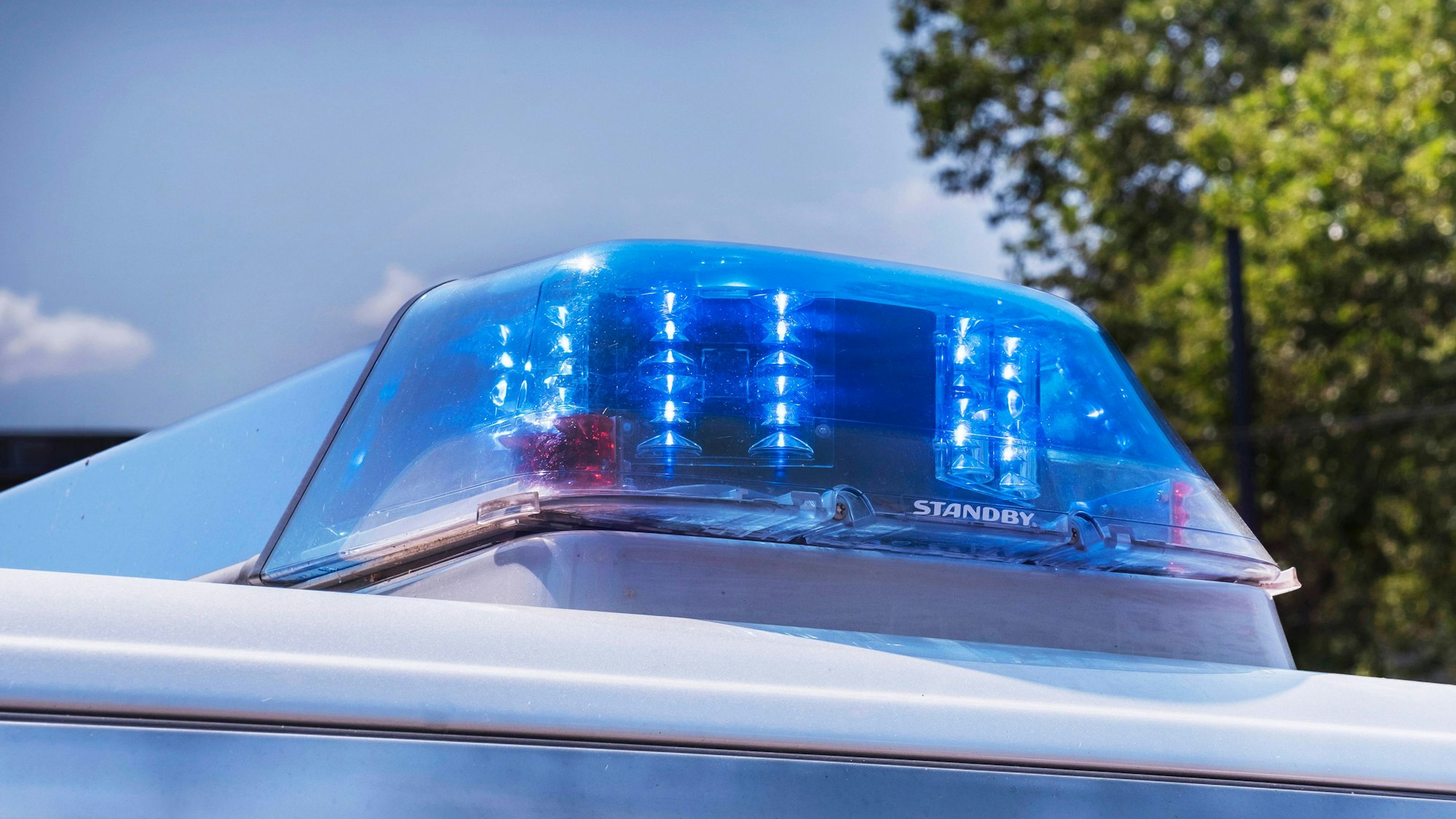 Blaulicht an einem Polizeiwagen