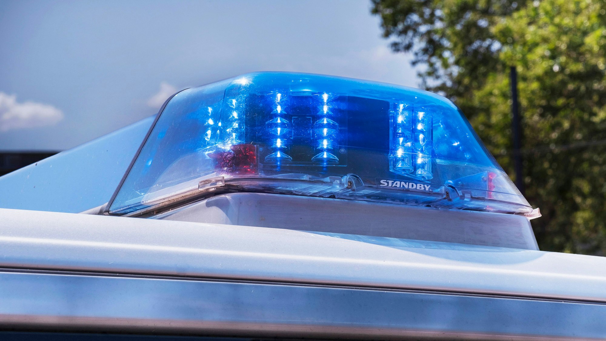 Blaulicht an einem Polizeiwagen (Symbolbild)