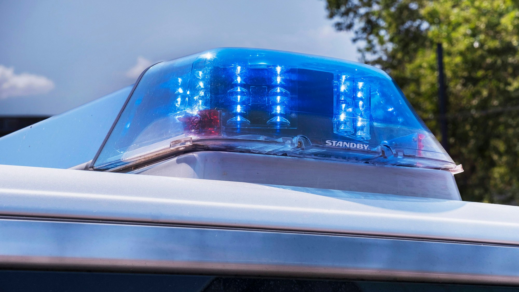 Ein Blaulicht auf dem Dach eines Autos.