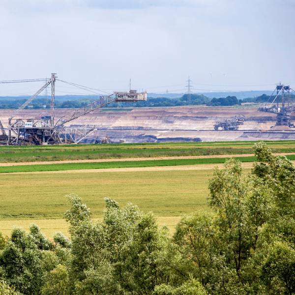 PRODUKTION - 01.07.2023, Nordrhein-Westfalen, Jülich: Blick auf den Braunkohletagebau Inden bei Jülich mit landwirtschaftlichen Nutzflächen im Vordergrund. (zu dpa: Bauern im Rheinischen Revier fürchten Konkurrenz um Flächen) Foto: Thomas Banneyer/dpa +++ dpa-Bildfunk +++