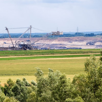 PRODUKTION - 01.07.2023, Nordrhein-Westfalen, Jülich: Blick auf den Braunkohletagebau Inden bei Jülich mit landwirtschaftlichen Nutzflächen im Vordergrund. (zu dpa: Bauern im Rheinischen Revier fürchten Konkurrenz um Flächen) Foto: Thomas Banneyer/dpa +++ dpa-Bildfunk +++