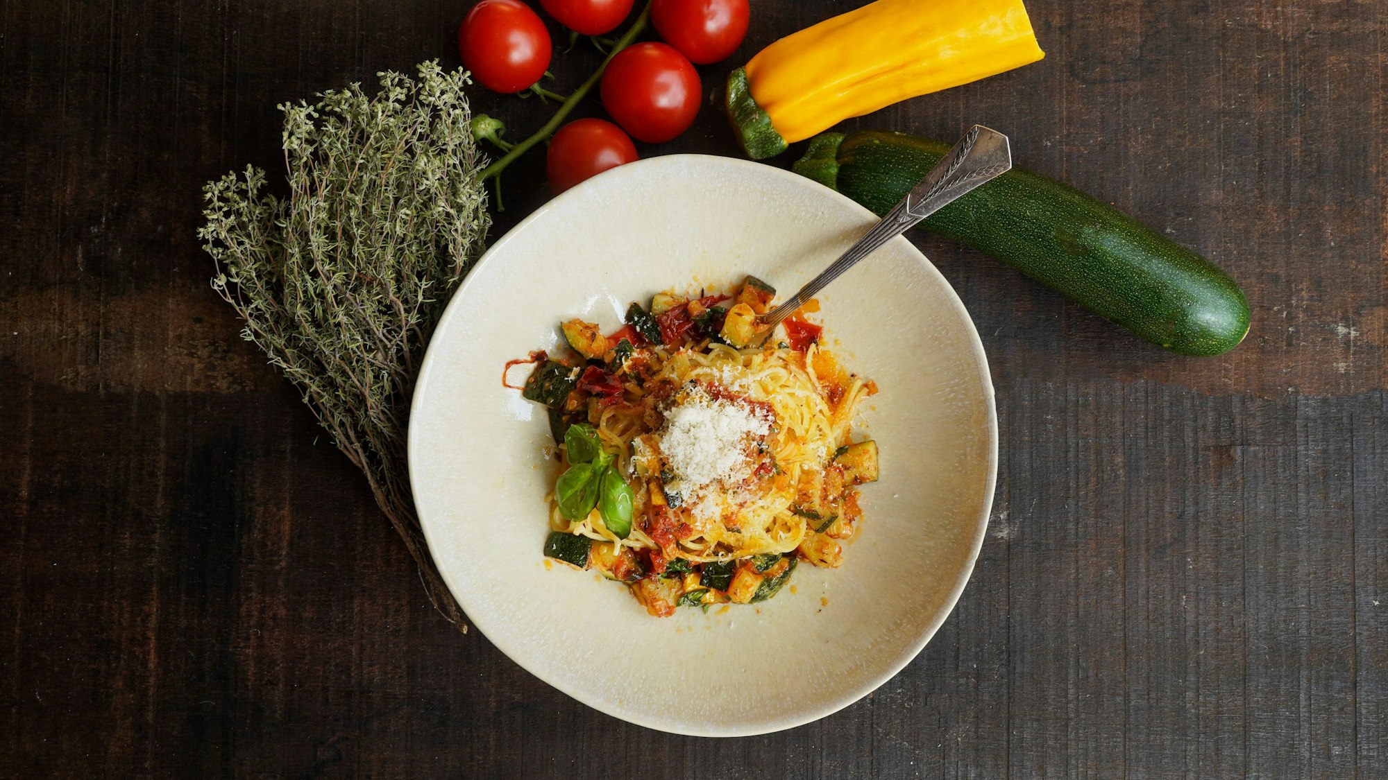 Spaghettini mit Parmesan auf einem Teller angerichtet