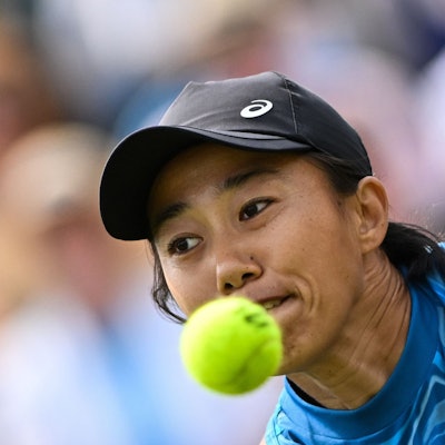 Tennisball vor dem Gesicht von Zhang Shuai