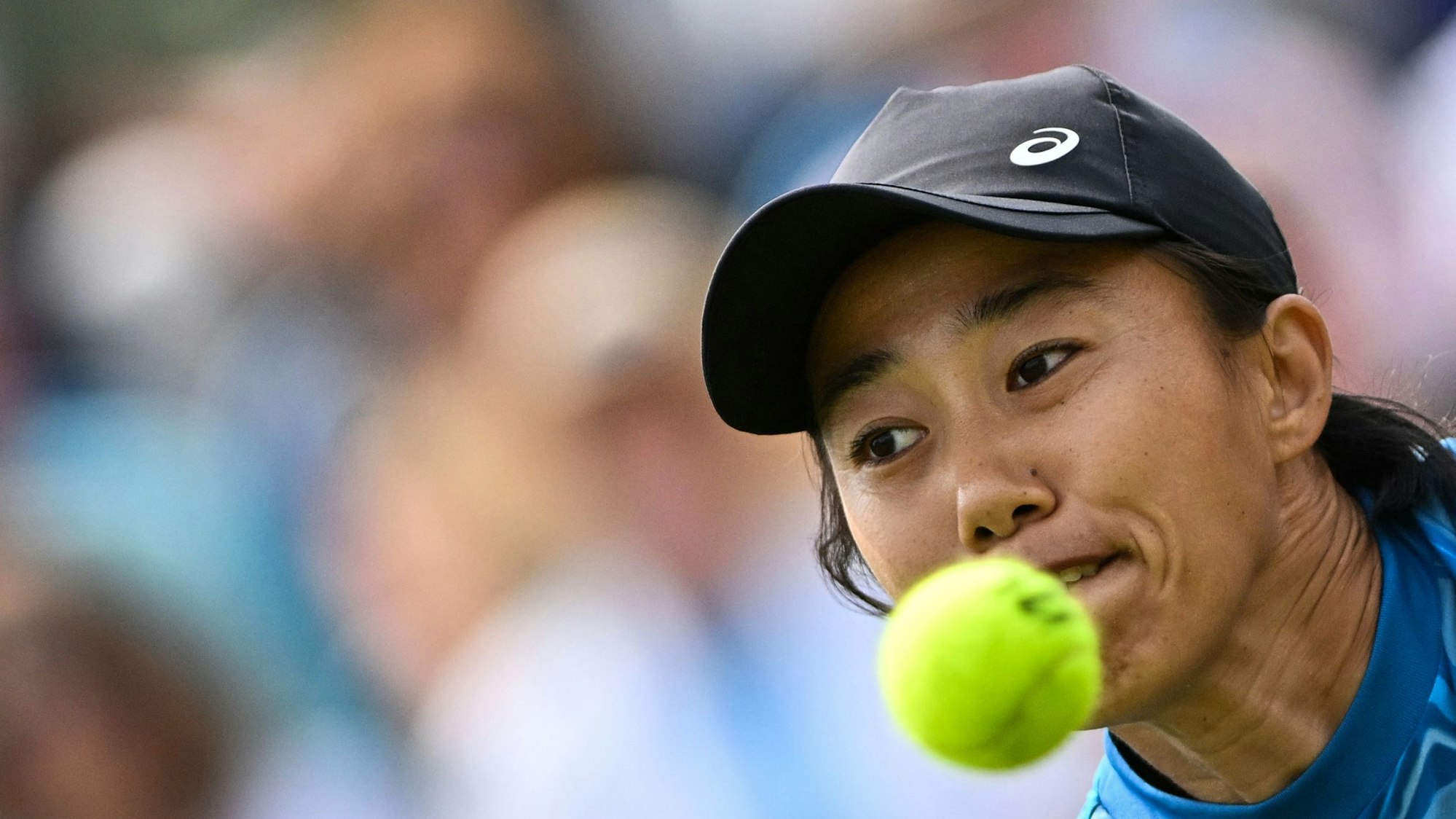 Tennisball vor dem Gesicht von Zhang Shuai