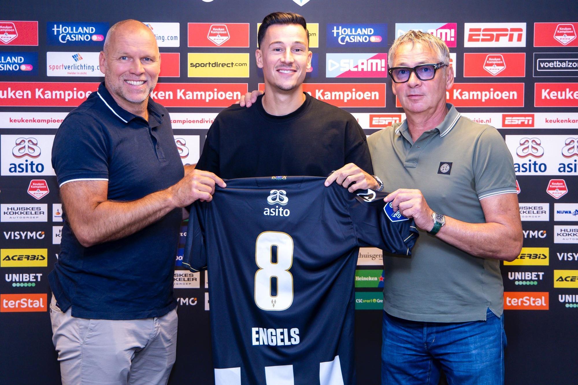 Mario Engels (M.), Vater Stephan Engels (r.) und Nico-Jan Hoogma, Technischer Direktor von Heracles, nach der Vertragsunterzeichnung in Almelo