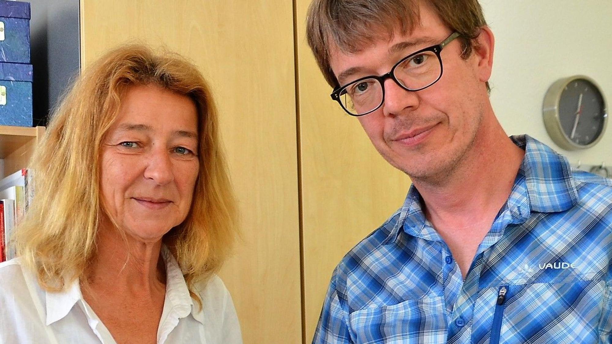 Christina Köster und Markus Würtz stehen nebeneinander und schauen in die Kamera.
