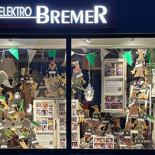 Schaufenster von Elektro Bremer in Lindlar mit einer Ausstellung historischer Schützenvögel.