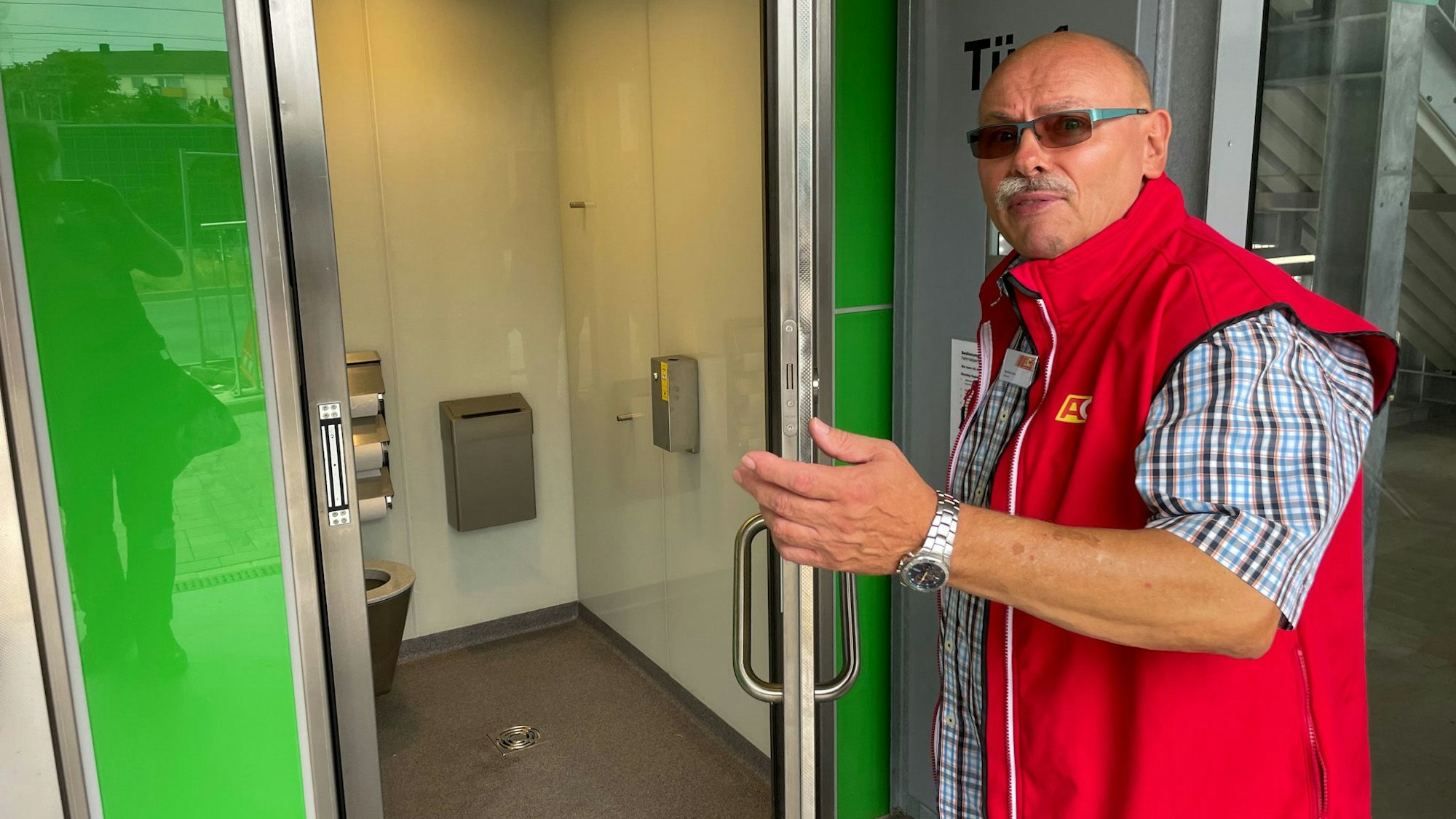 Klaus-Dieter Oleksin (Kreisvorstand) schaut sich die öffentlichen Toiletten an.