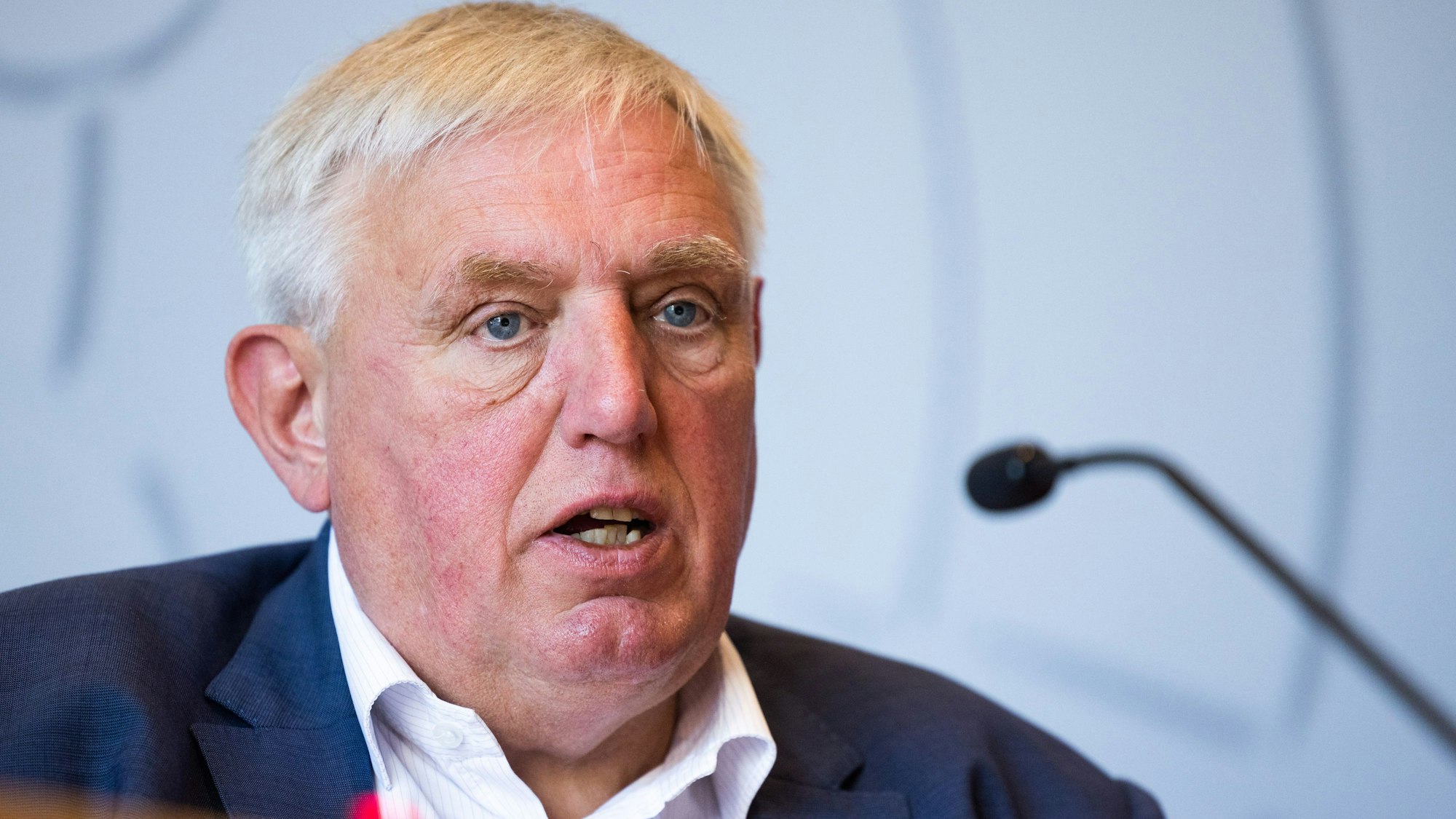 ARCHIV - 31.05.2023, Nordrhein-Westfalen, Düsseldorf: Karl-Josef Laumann (CDU), Gesundheitsminister von Nordrhein-Westfalen, spricht bei einer Pressekonferenz. In der Diskussion über eine Siesta auch in Deutschland hat Laumann die Verantwortung der Arbeitgeber unterstrichen. (zu dpa «Laumann zur Siesta: Arbeitgeber müssen Arbeitsschutz sicherstellen») Foto: Rolf Vennenbernd/dpa +++ dpa-Bildfunk +++