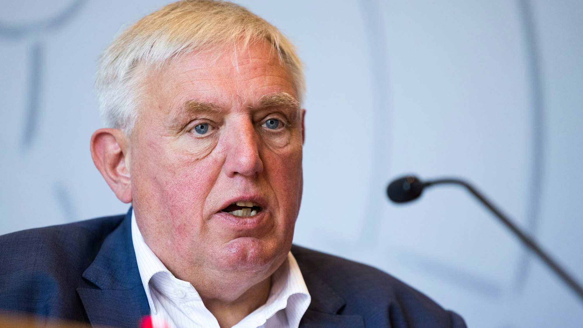 Karl-Josef Laumann (CDU), Gesundheitsminister von Nordrhein-Westfalen, spricht bei einer Pressekonferenz.