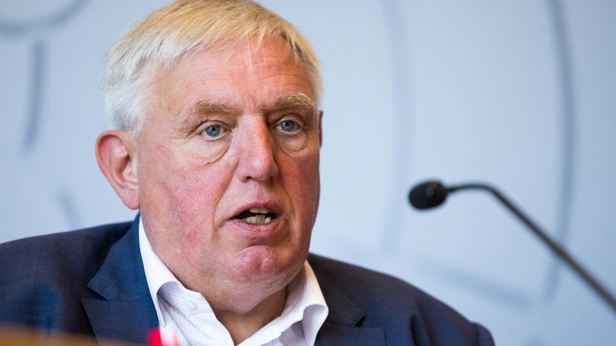 ARCHIV - 31.05.2023, Nordrhein-Westfalen, Düsseldorf: Karl-Josef Laumann (CDU), Gesundheitsminister von Nordrhein-Westfalen, spricht bei einer Pressekonferenz. In der Diskussion über eine Siesta auch in Deutschland hat Laumann die Verantwortung der Arbeitgeber unterstrichen. (zu dpa «Laumann zur Siesta: Arbeitgeber müssen Arbeitsschutz sicherstellen») Foto: Rolf Vennenbernd/dpa +++ dpa-Bildfunk +++