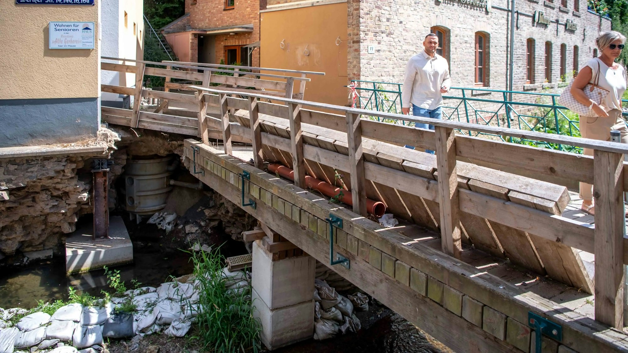 Das Bild zeigt die bei der Flut stark beschädigte Brücke zum Bitburger Bierhaus in Bad Münstereifel.