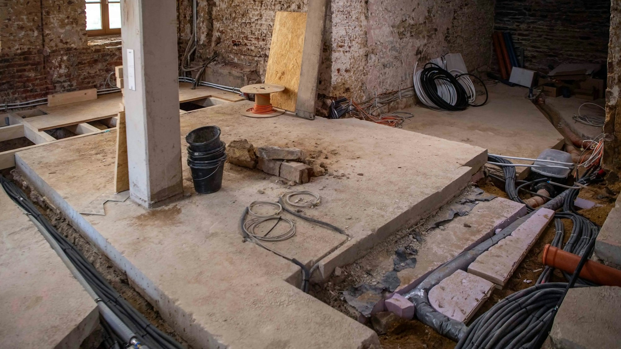 Das Bild zeigt den Boden des entkernte Bitburger Brauhauses in Bad Münstereifel.