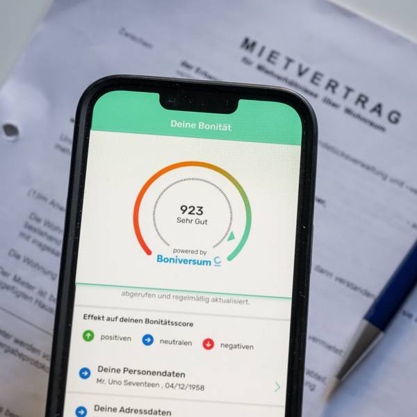 Ein Screenshot der App Bonify ist auf dem Bildschirm eines Mobiltelefons vor einem Mietvertrag zu sehen.