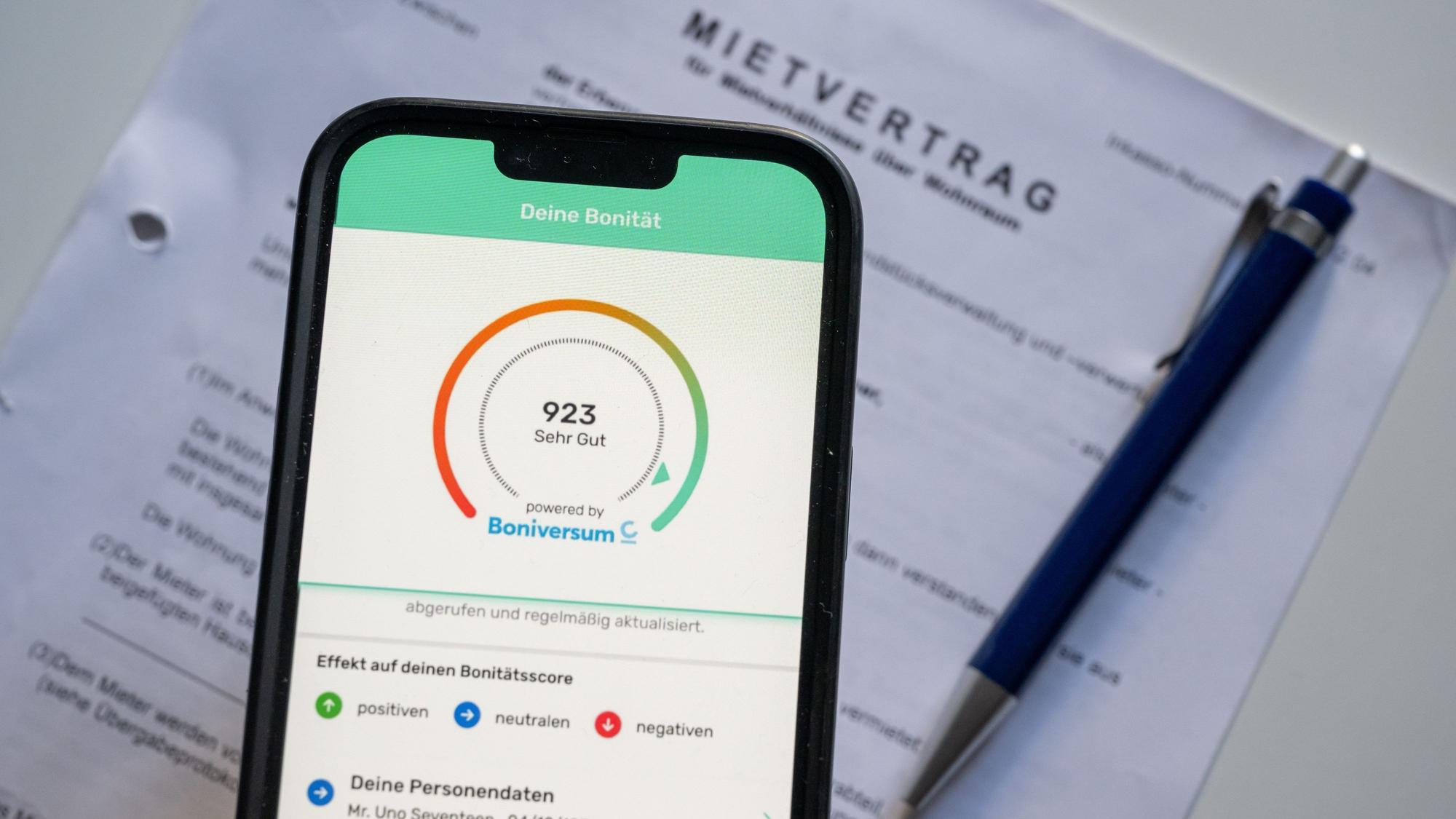 Ein Screenshot der App Bonify ist auf dem Bildschirm eines Mobiltelefons vor einem Mietvertrag zu sehen.