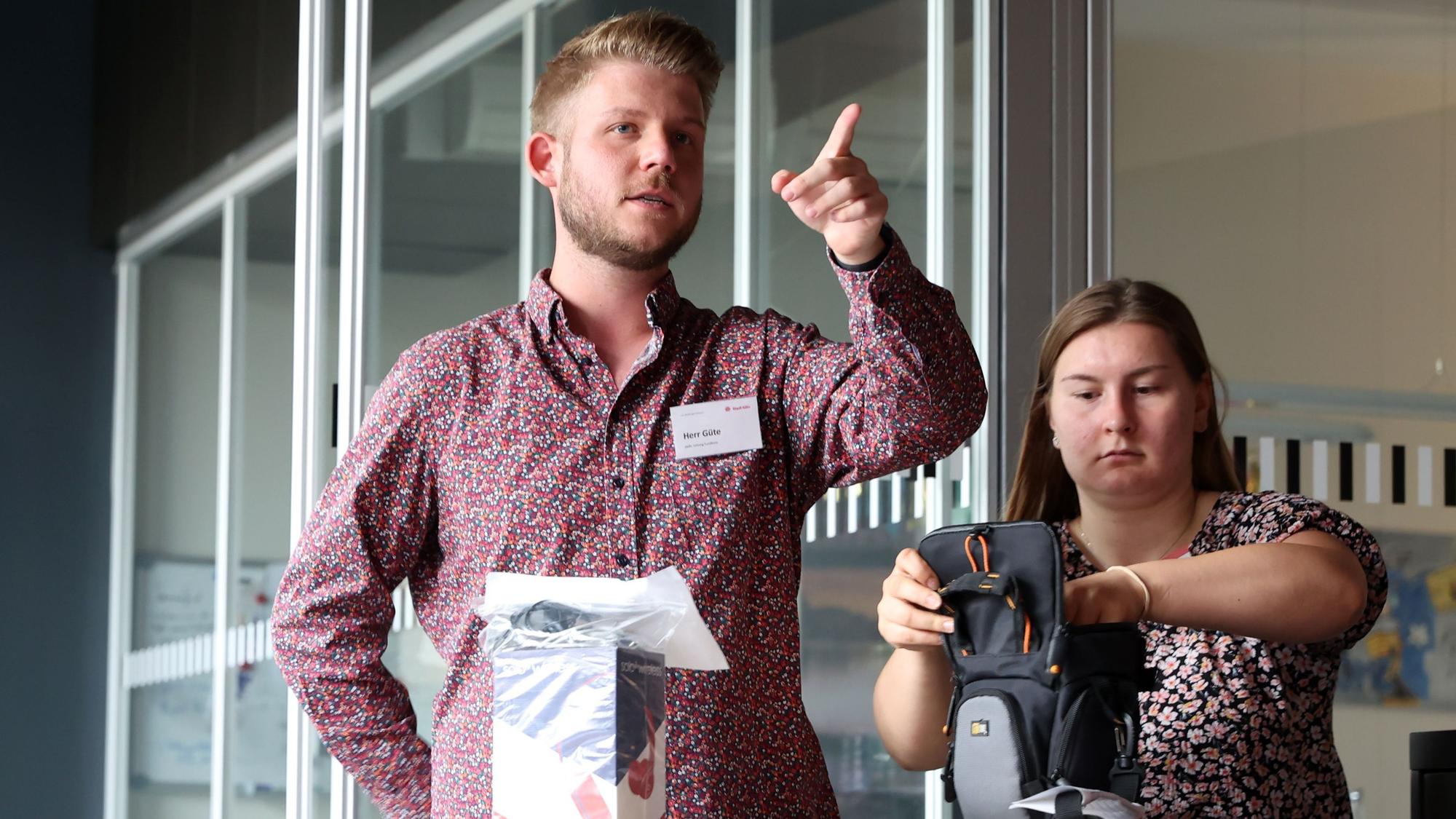 Das Bild zeigt Vincent Güte, stellvertretender Leiter des Fundbüros, und eine Frau.
