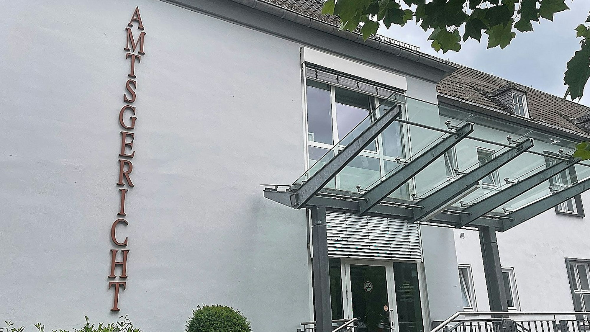 Das Foto zeigt den Eingangsbereich des Amtsgerichts in Gemünd.