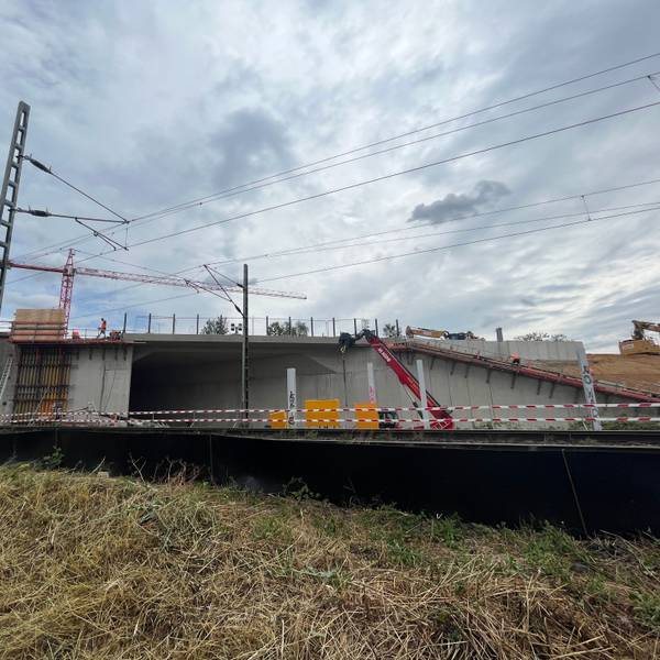 Eine Baustelle an der Bahnstrecke.