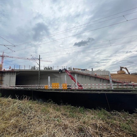 Eine Baustelle an der Bahnstrecke.