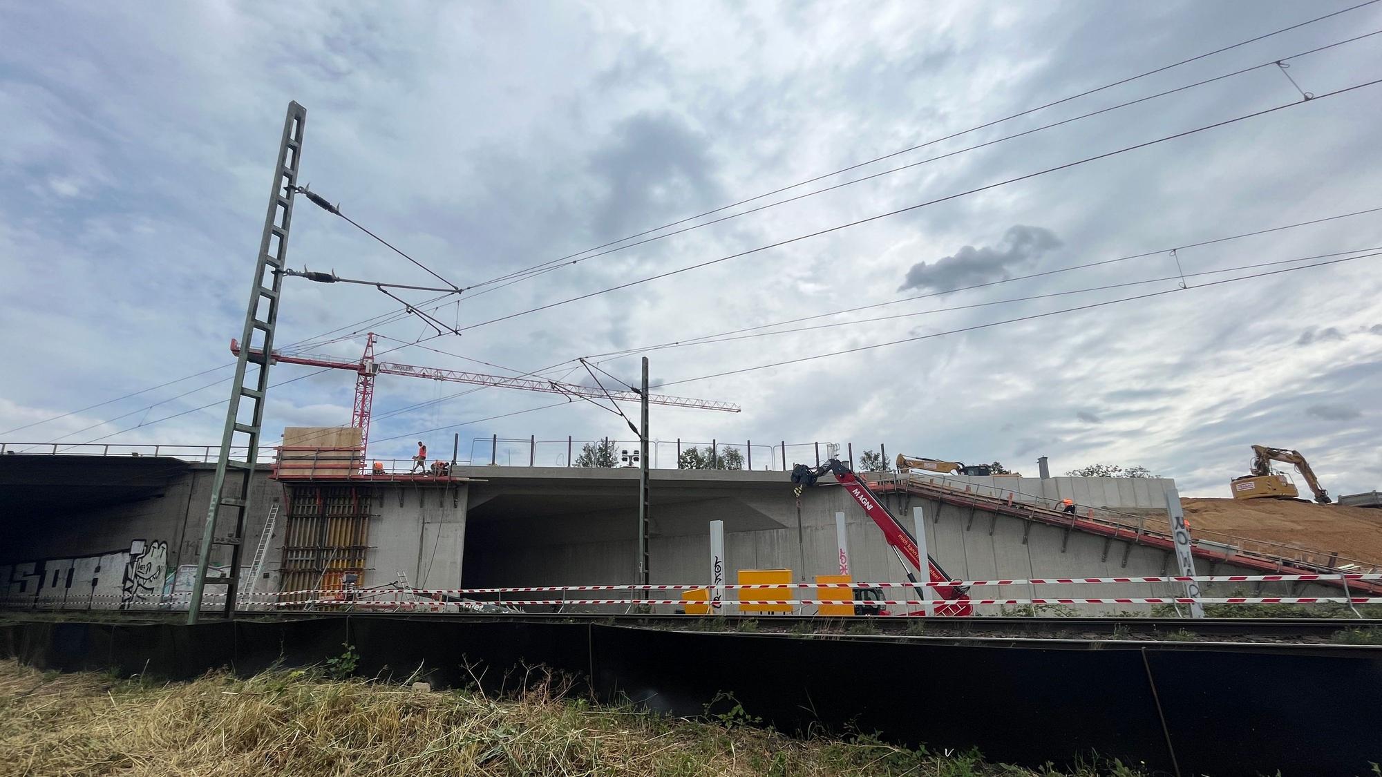 Eine Baustelle an der Bahnstrecke.