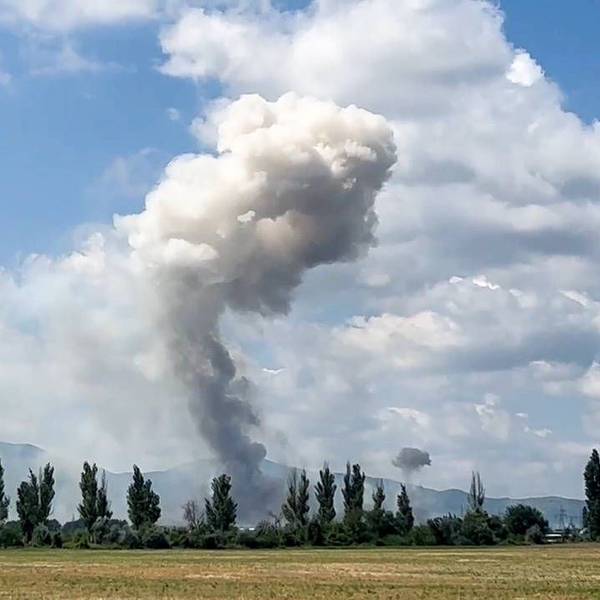 Ein Foto der staatlichen russischen Nachrichtenagentur Tass zeigt, wie Rauch über einem russischen Militärgelände auf der Halbinsel Krim aufsteigt. Am Mittwoch sind dort große Mengen Munition explodiert.