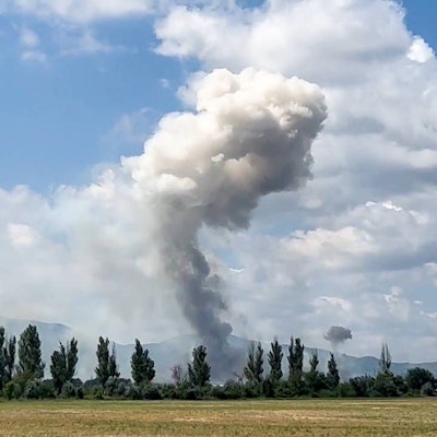 Ein Foto der staatlichen russischen Nachrichtenagentur Tass zeigt, wie Rauch über einem russischen Militärgelände auf der Halbinsel Krim aufsteigt. Am Mittwoch sind dort große Mengen Munition explodiert.