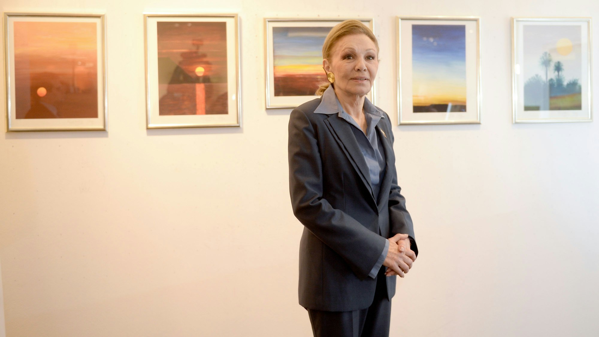 Die Schah-Witwe und ehemalige Kaiserin von Persien, Farah Diba Pahlavi, präsentierte 2015 in Berlin fünf Lithografien nach ihren Gemälden in limitierter Auflage.