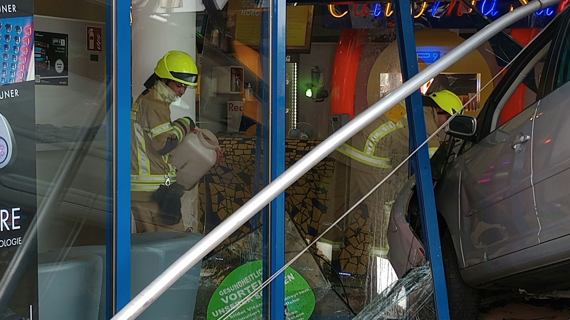 Feuerwehrleute sichern einen Unfallwagen.