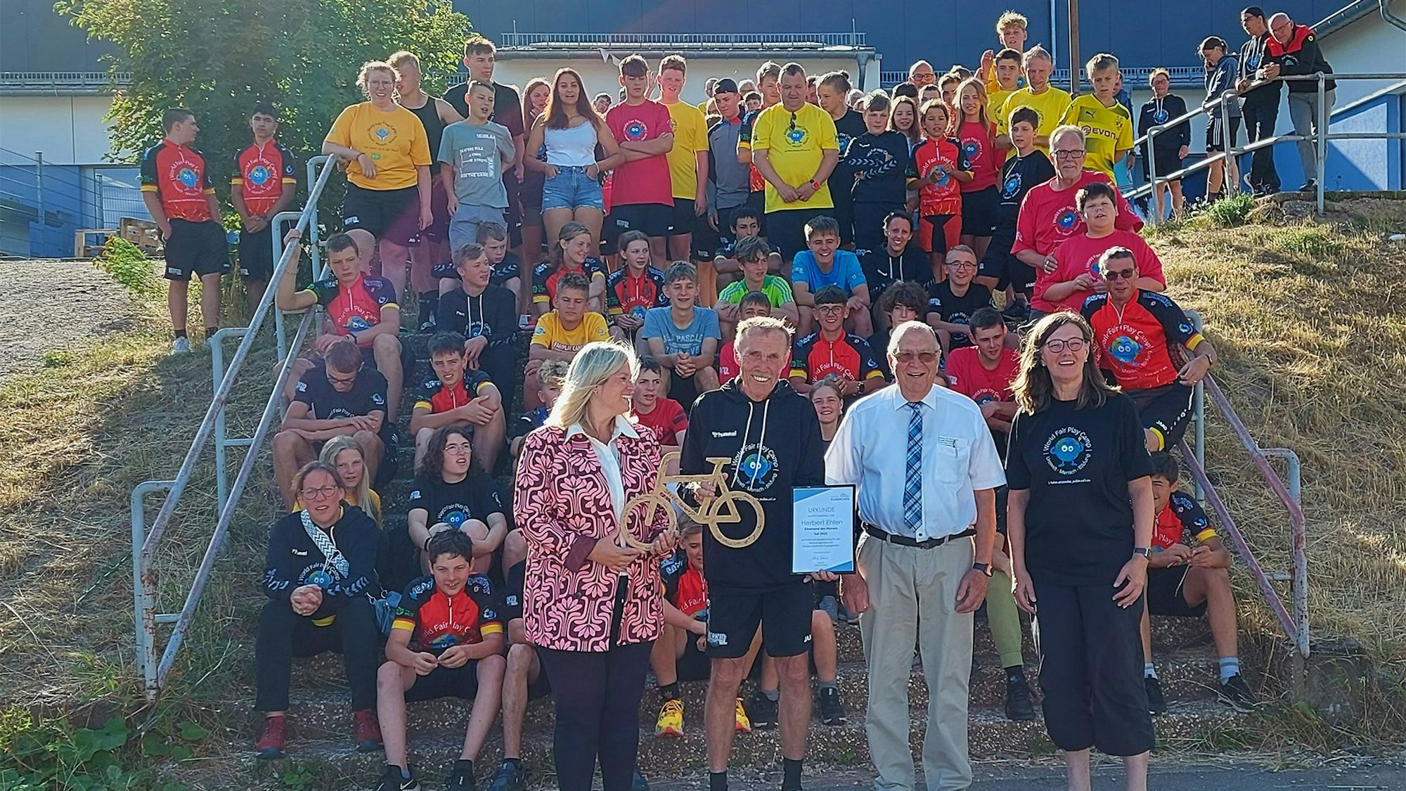 Eine Gruppe Menschen hat sich auf einer Treppe zu einem Gruppenfoto versammelt.