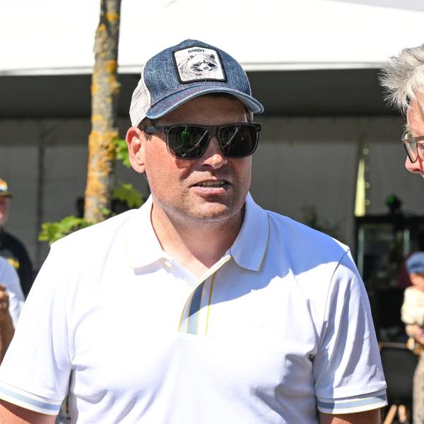 Der frühere Radrennfahrer Jan Ullrich steht am Streckenrand bei den Ehrengästen.
