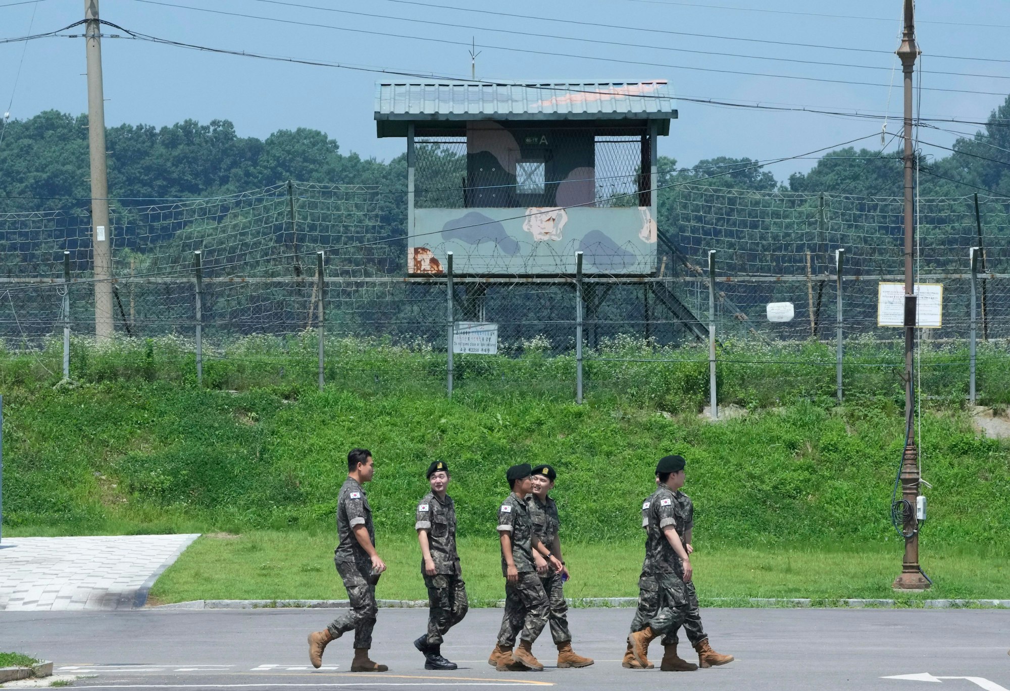 Soldaten der südkoreanischen Armee passieren einen militärischen Wachposten am Imjingak-Pavillon in Paju nahe der Grenze zu Nordkorea.