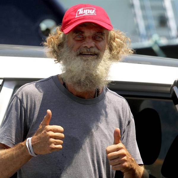 Der australische Hobby-Seemann Tim Shaddock gibt zwei Daumen hoch bei der Ankunft im Hafen von Manzanillo in Mexiko.