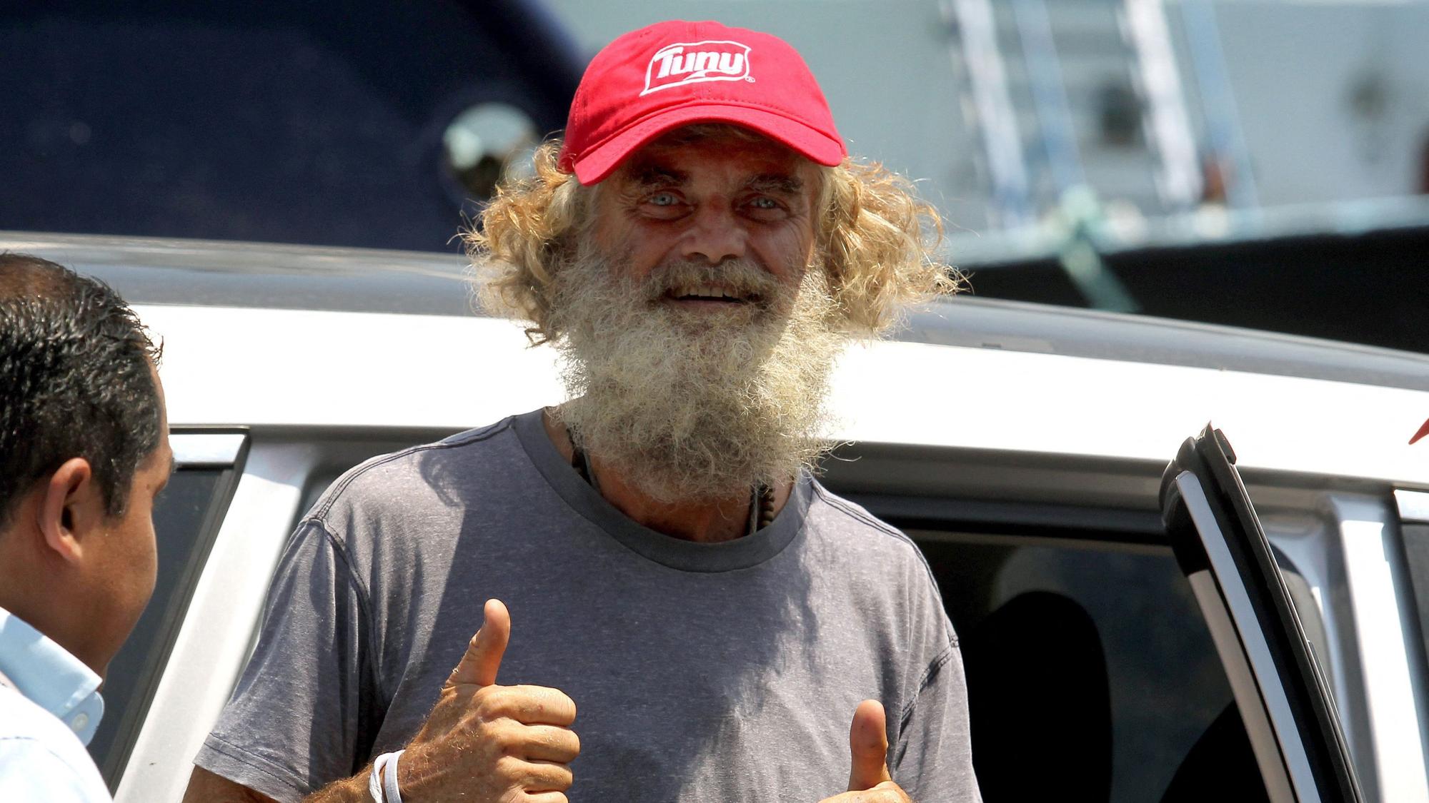 Der australische Hobby-Seemann Tim Shaddock gibt zwei Daumen hoch bei der Ankunft im Hafen von Manzanillo in Mexiko.