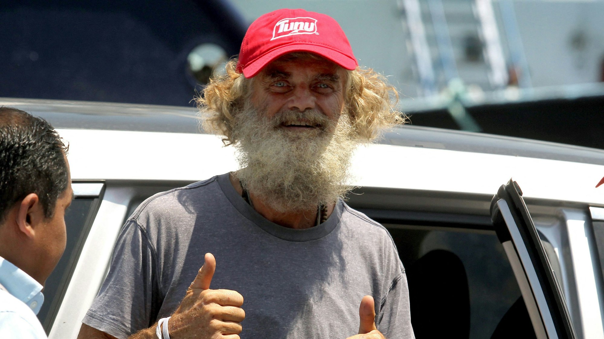 Der australische Hobby-Seemann Tim Shaddock gibt zwei Daumen hoch bei der Ankunft im Hafen von Manzanillo in Mexiko.