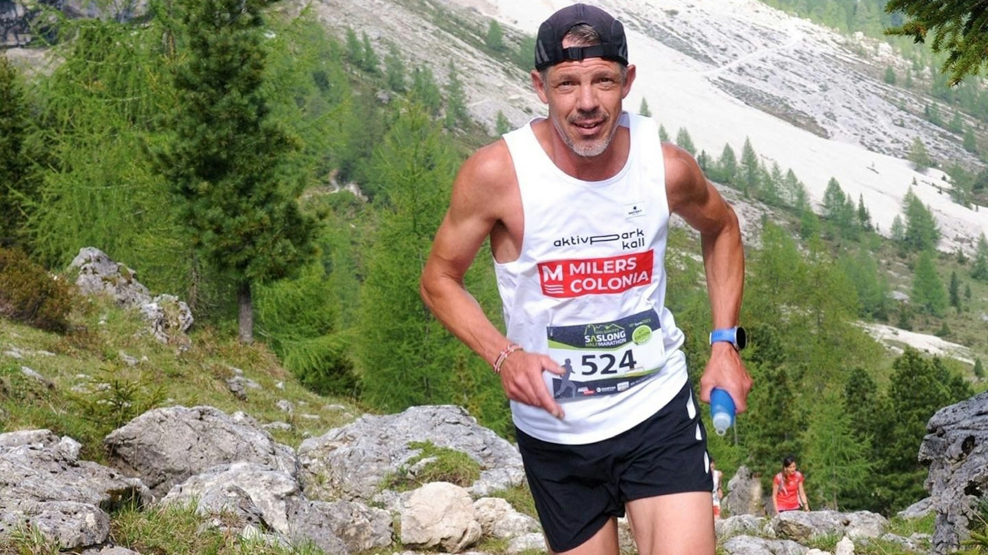Markus Mey läuft über einen Bergtrail.