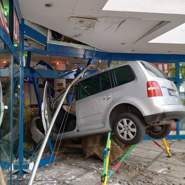 Ein Auto ist frontal in ein Sonnenstudio in Siegburg gekracht.